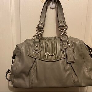 🔥Last Chance Authentic COACH light grey leather handbag. Perfect for spring!